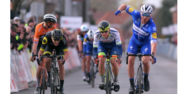 Florian Sénéchal uretfærdighed sprøjtet med urin på Paris-Roubaix
