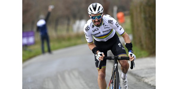Alaphilippe stopper, Jakobsen overtager