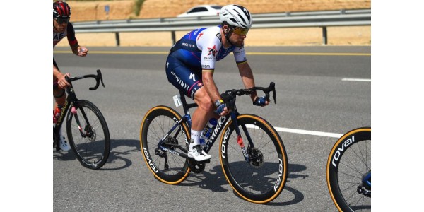 Mark Cavendish genoptager løbet efter at være blevet ramt