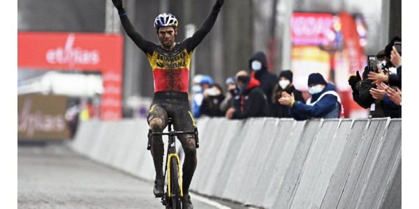 Van Aert nåede alene i mål med sejren