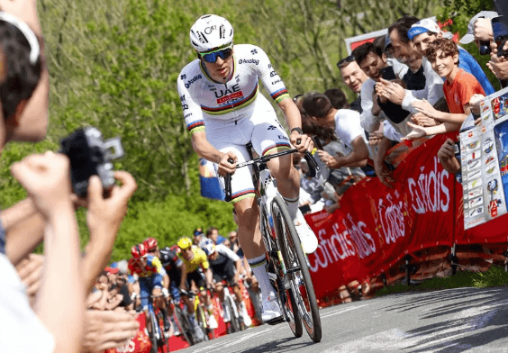 Tadej Pogačar vinder sin tredje Liège-titel